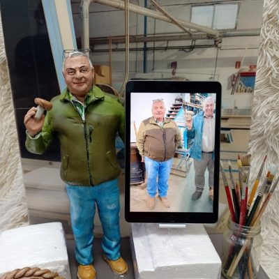 figura con decorado taller