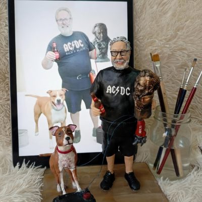 figura con mascota
